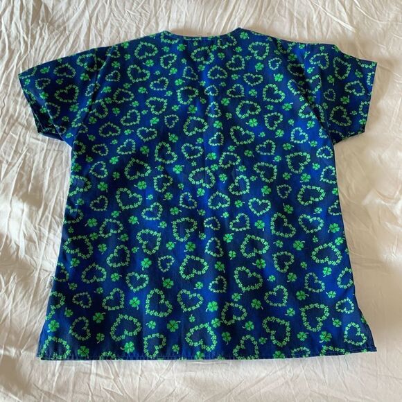 Crest 4 Leaf Clover Hearts Irish Scrub Top S NWOT - Picture 3 of 4
